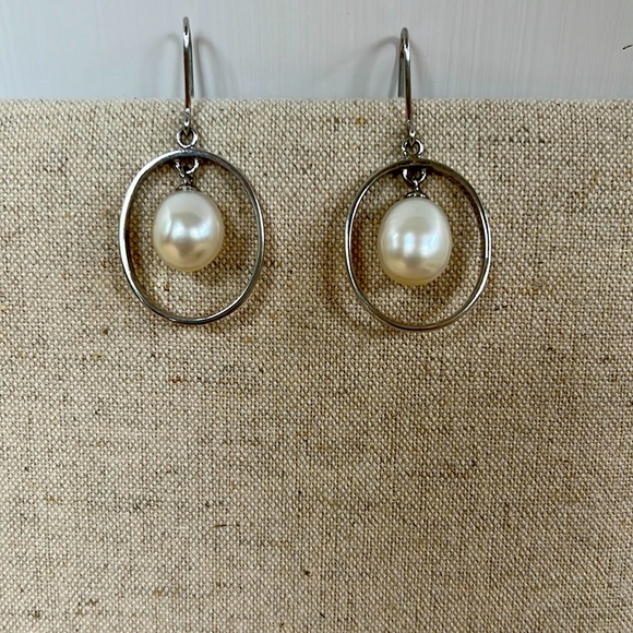White gold vermeil earrings with freshwater pearl accent - Picture 1 of 2